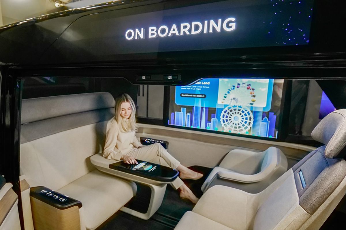 LG's future of in-car entertainment includes OLED display that slides from the ceiling photo 2