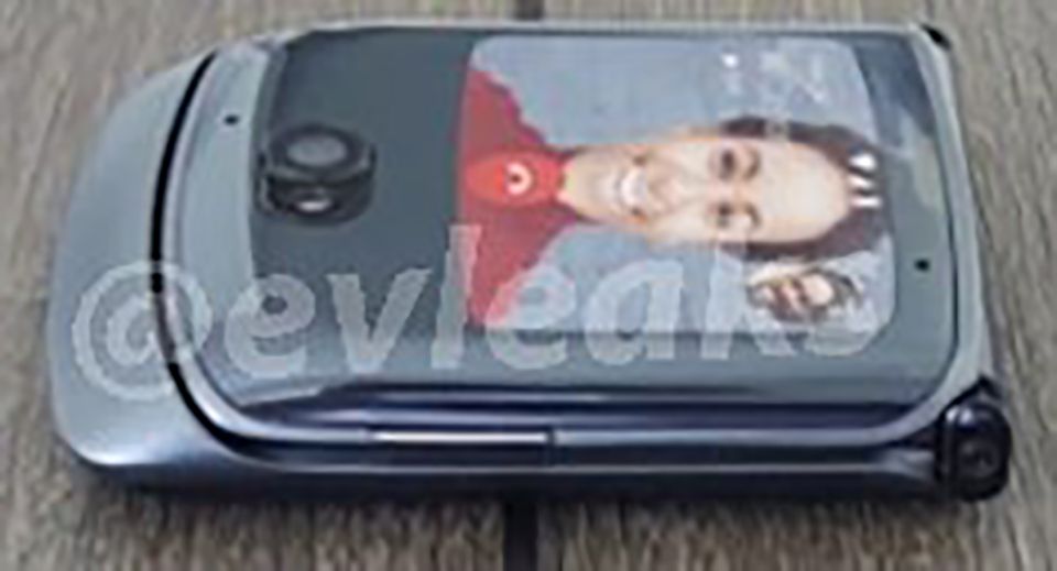 Motorola Razr 2 caught in live photo, said to come with larger internal display photo 2