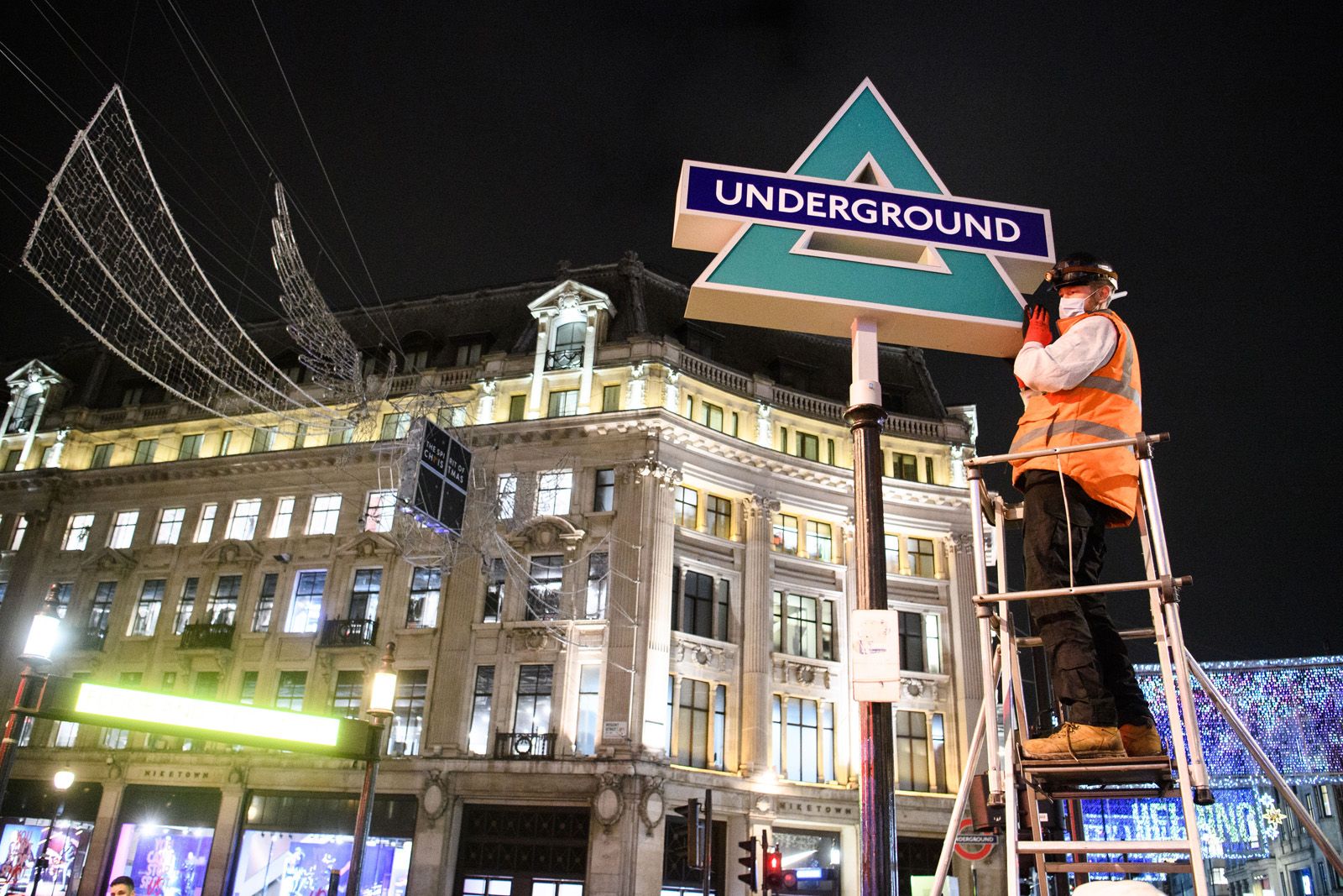 PlayStation takes over London Underground for UK PS5 launch - best stunt since OXO Tower photo 1