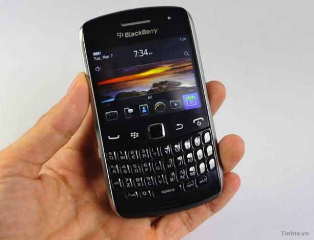 blackberry apollo curve caught on video glossy photo session image 1