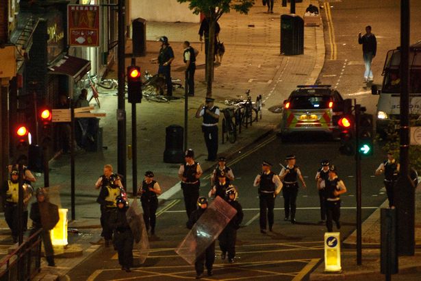 blackberry assisting police over london riots image 1
