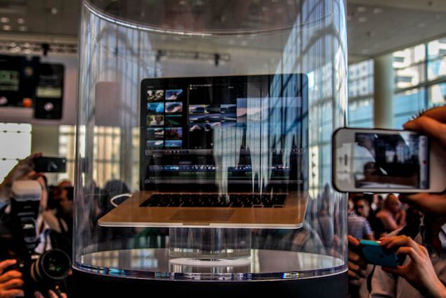 new macbook pro in short supply apple flagship store only gets seven image 1