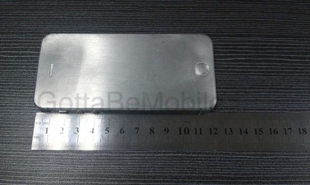 iphone 5 and ipad mini engineering samples snapped in the wild image 1