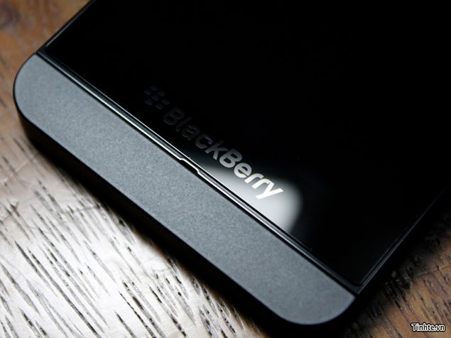 who is offering blackberry 10 from day one  image 1