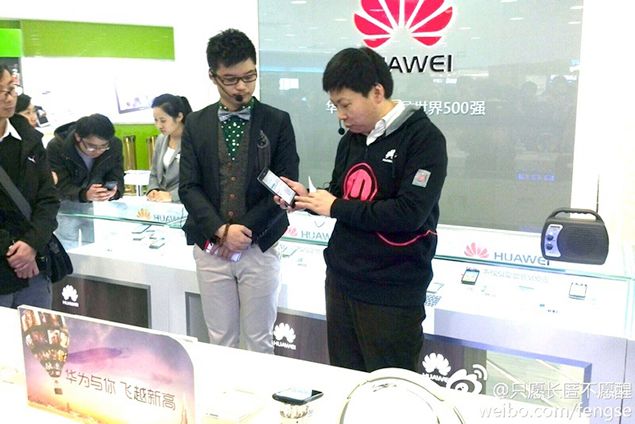 huawei ascend mate android phone makes samsung galaxy note 2 look small image 1