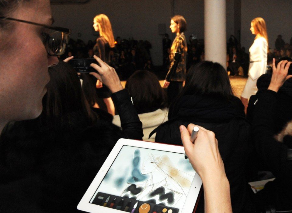 fashion world embracing smartphones and tablets more than ever image 1