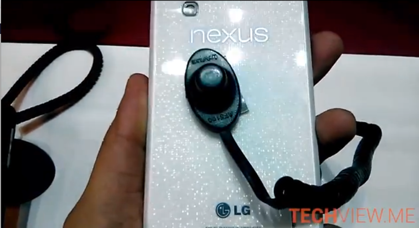 white nexus 4 shown on qualcomm booth at dubai tech conference ahead of google i o image 1