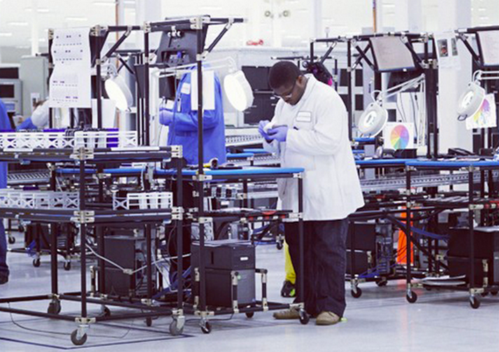 motorola shows off us assembly line worker building a moto x smartphone image 1