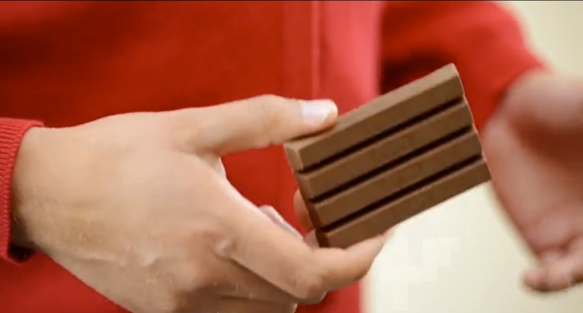nestle spoofs apple in kitkat 4 4 confectionery advertisement image 1