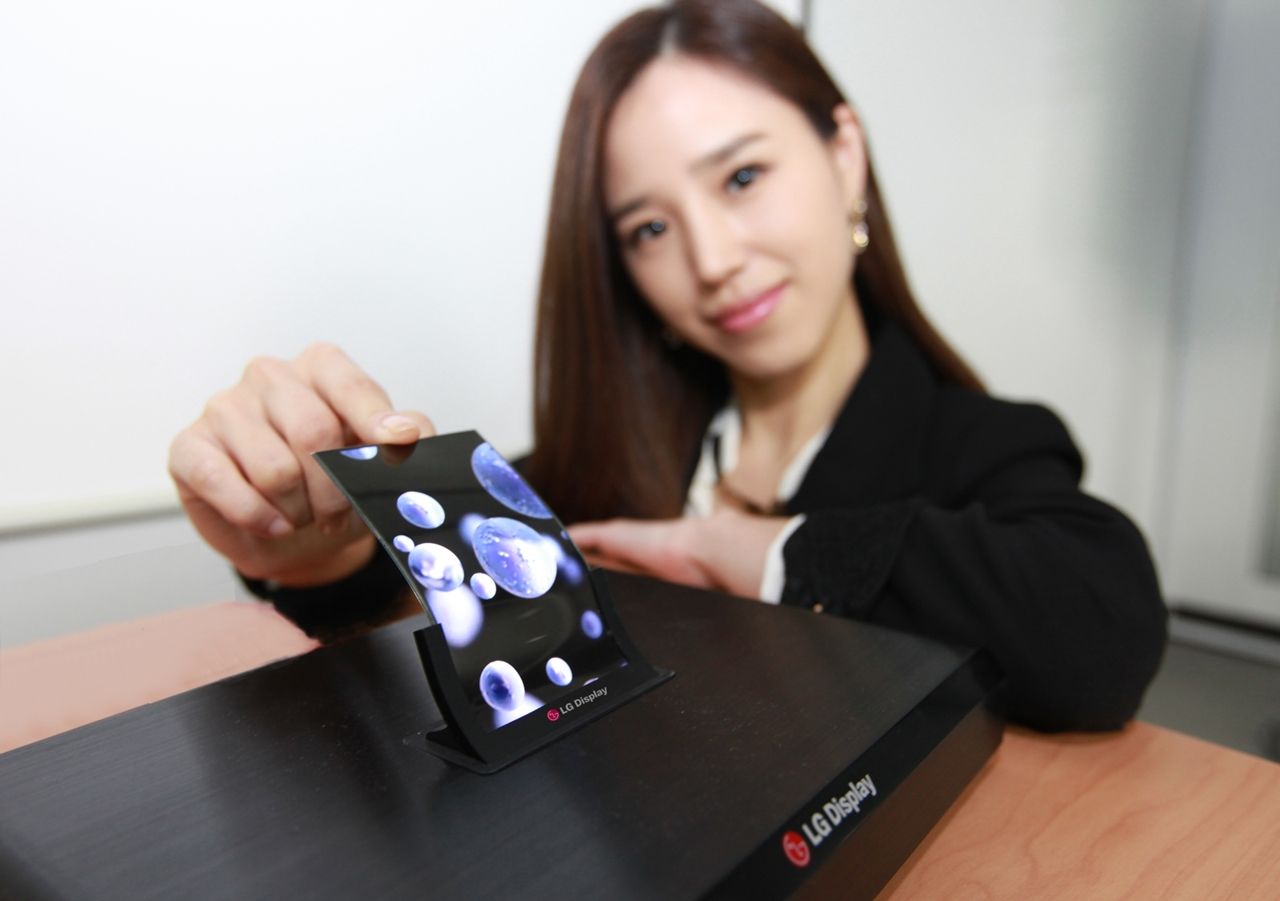 lg confirms mass production of flexible oled displays for smartphones no word on lg z yet image 1
