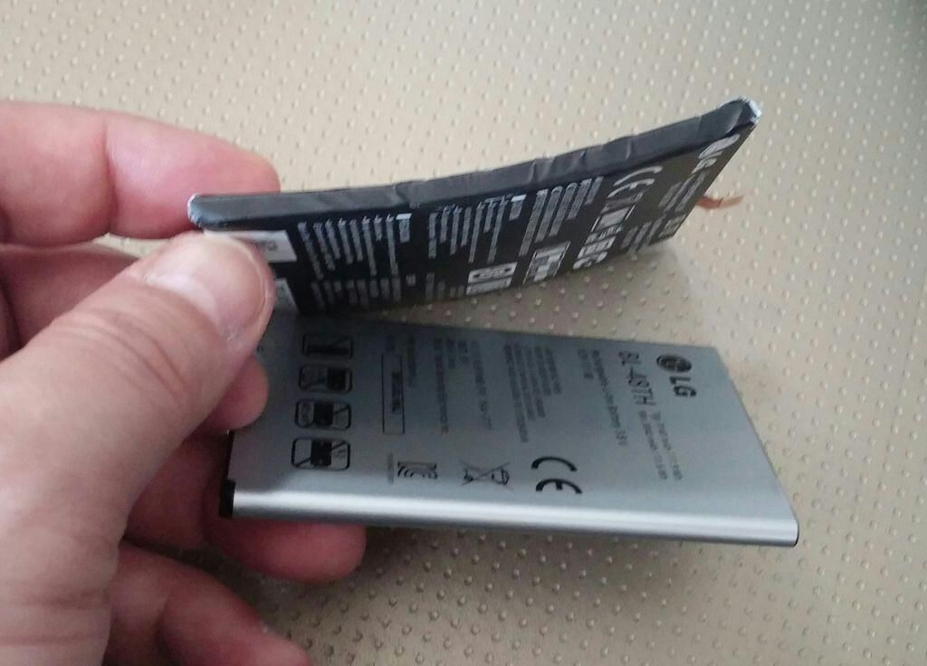 lg g flex curved battery pictured out of phone it s certainly bendy image 1