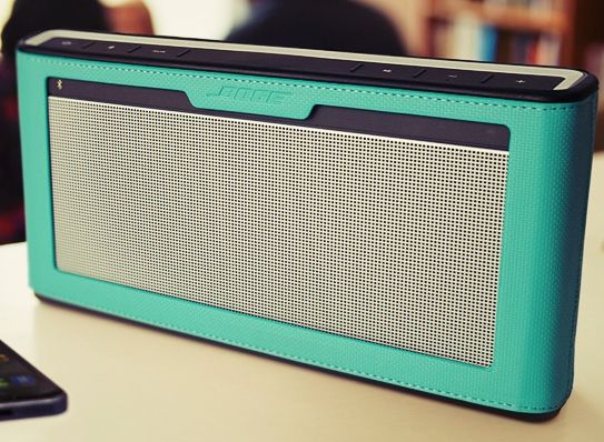 bose soundlink iii speaker for 260 offers bluetooth connectivity and colourful scratch proof cases image 1