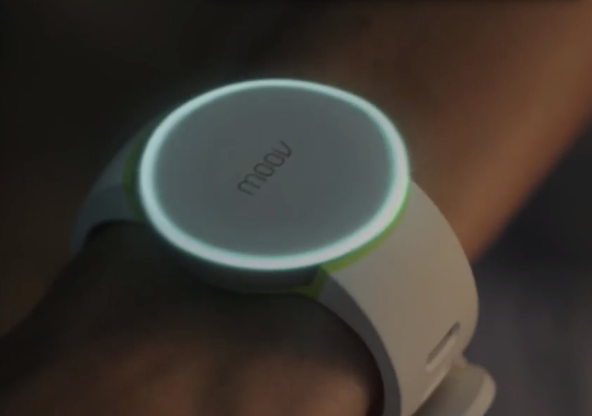 moov is a personal training wearable device that gives you voice guided workout advice in real time image 1
