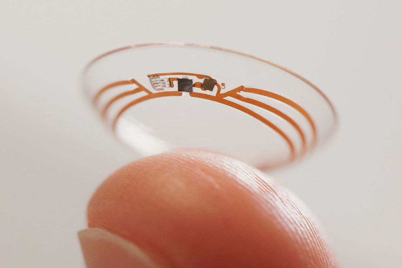 google is developing smart contact lenses that detect health and autofocus eyes image 1