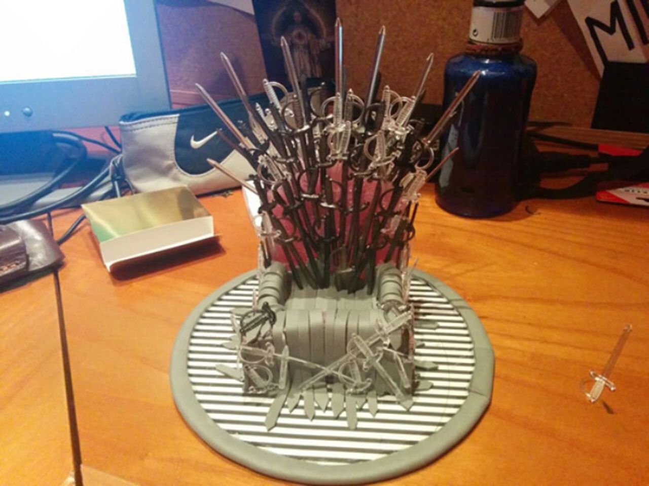 game of phones how to make this iron throne for your mobile image 6