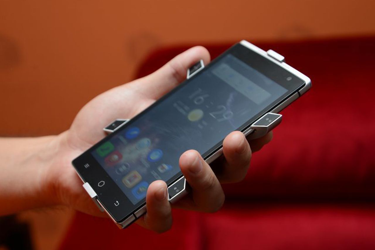 could this be the world’s first proper holographic smartphone it s a 3d scanner too image 1