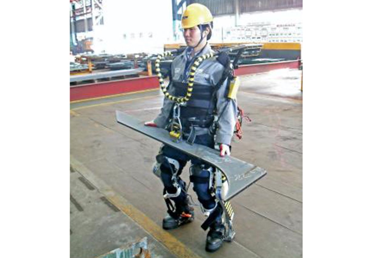 exoskeleton gives superhuman strength to its wearer lifts 100kg image 1