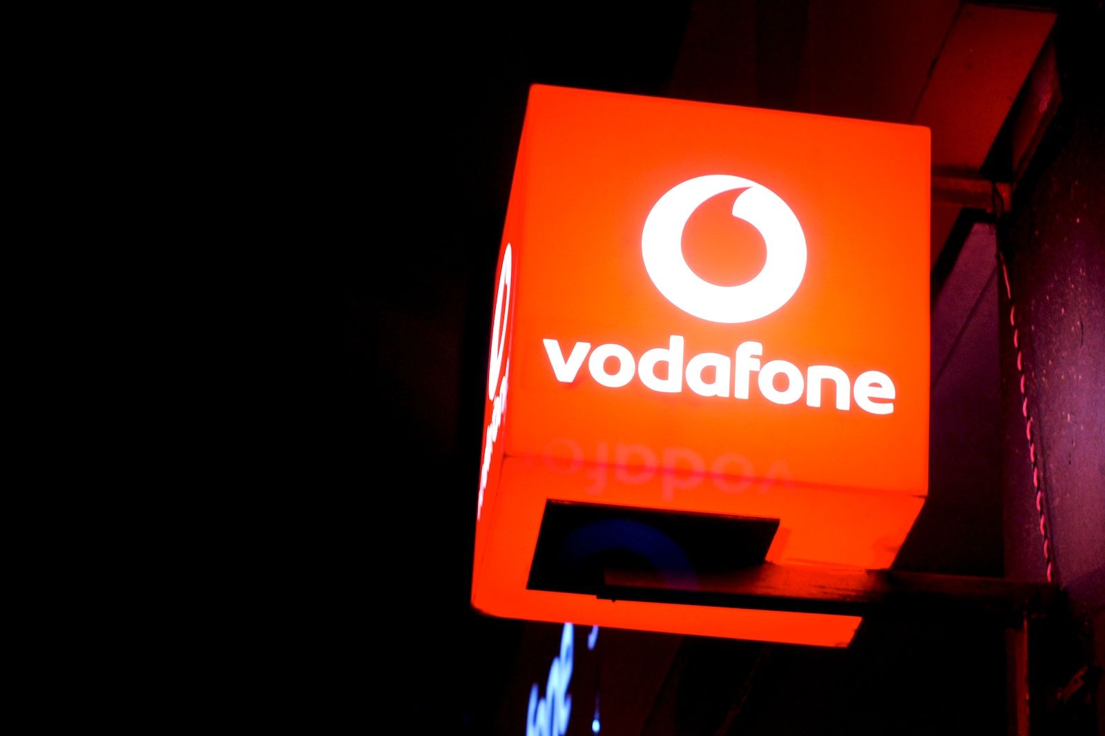 vodafone to buy 140 phones 4u stores and save 900 jobs image 1