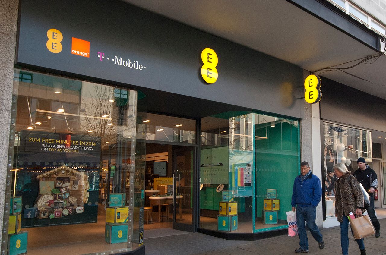 ee agrees deal to buy 58 phones 4u stores saves further 359 jobs image 1