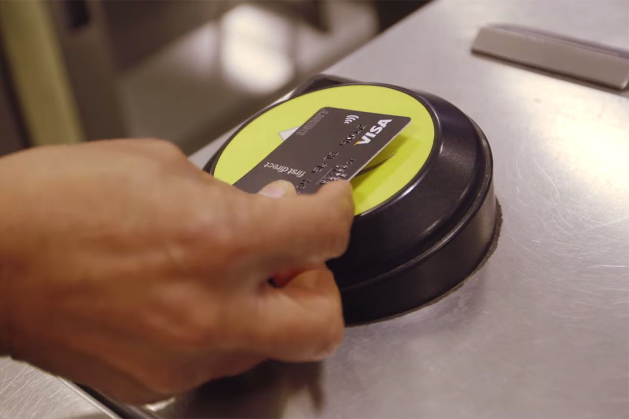 over 375 000 passengers use contactless payments on london tube in a week image 1
