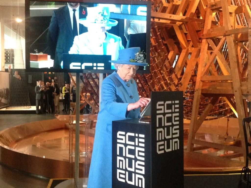 the queen enters the twitter age sends her first tweet from london s science museum image 1