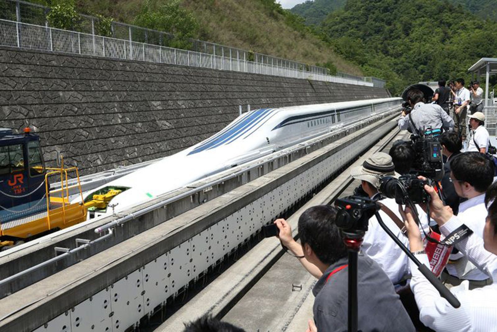 see japan’s new 500km h maglev train at full speed image 1