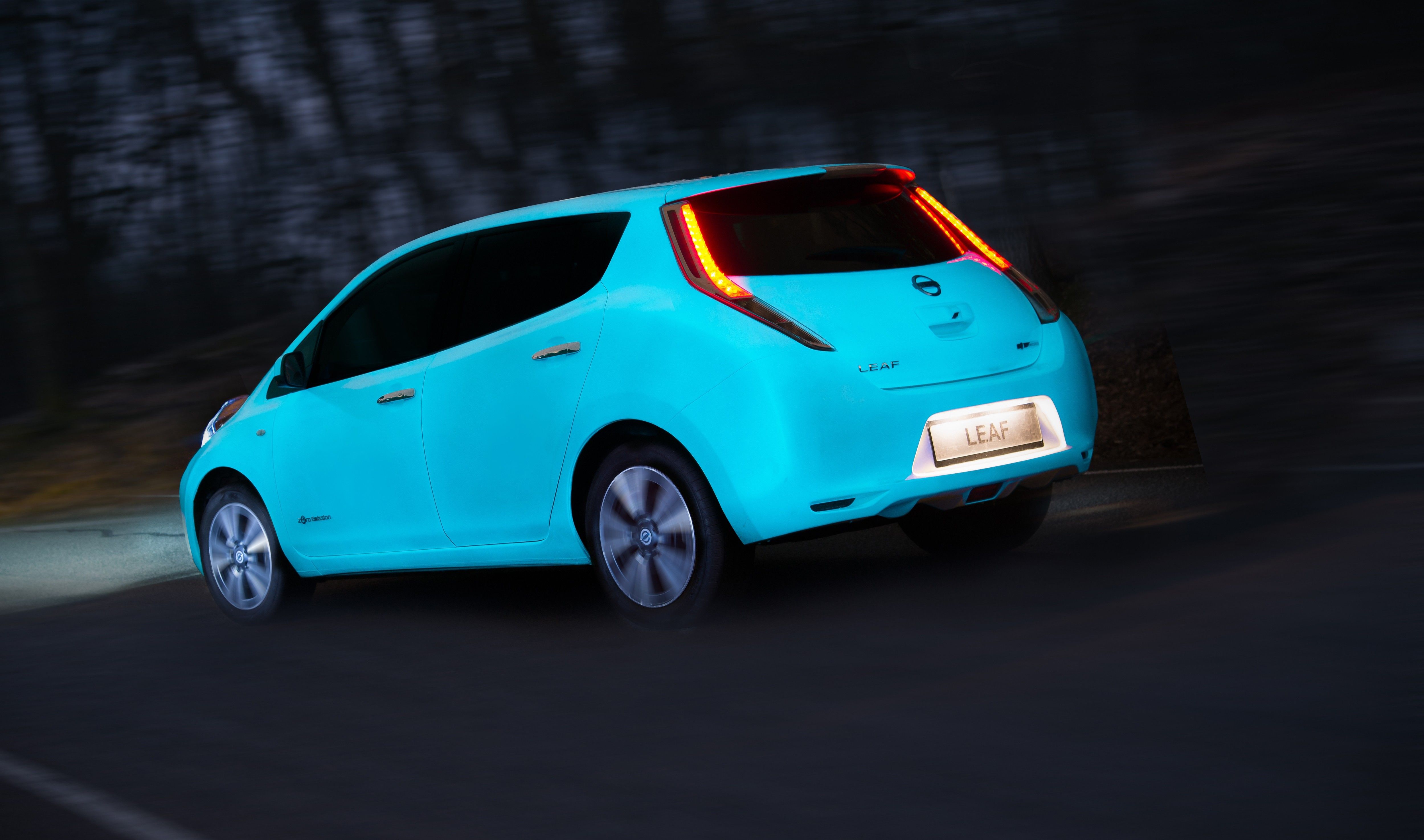 nissan coated a nissan leaf with special paint that glows at night image 1