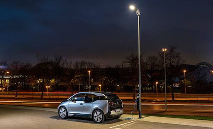 bmw shows off led streetlights that double as electric car chargers image 1