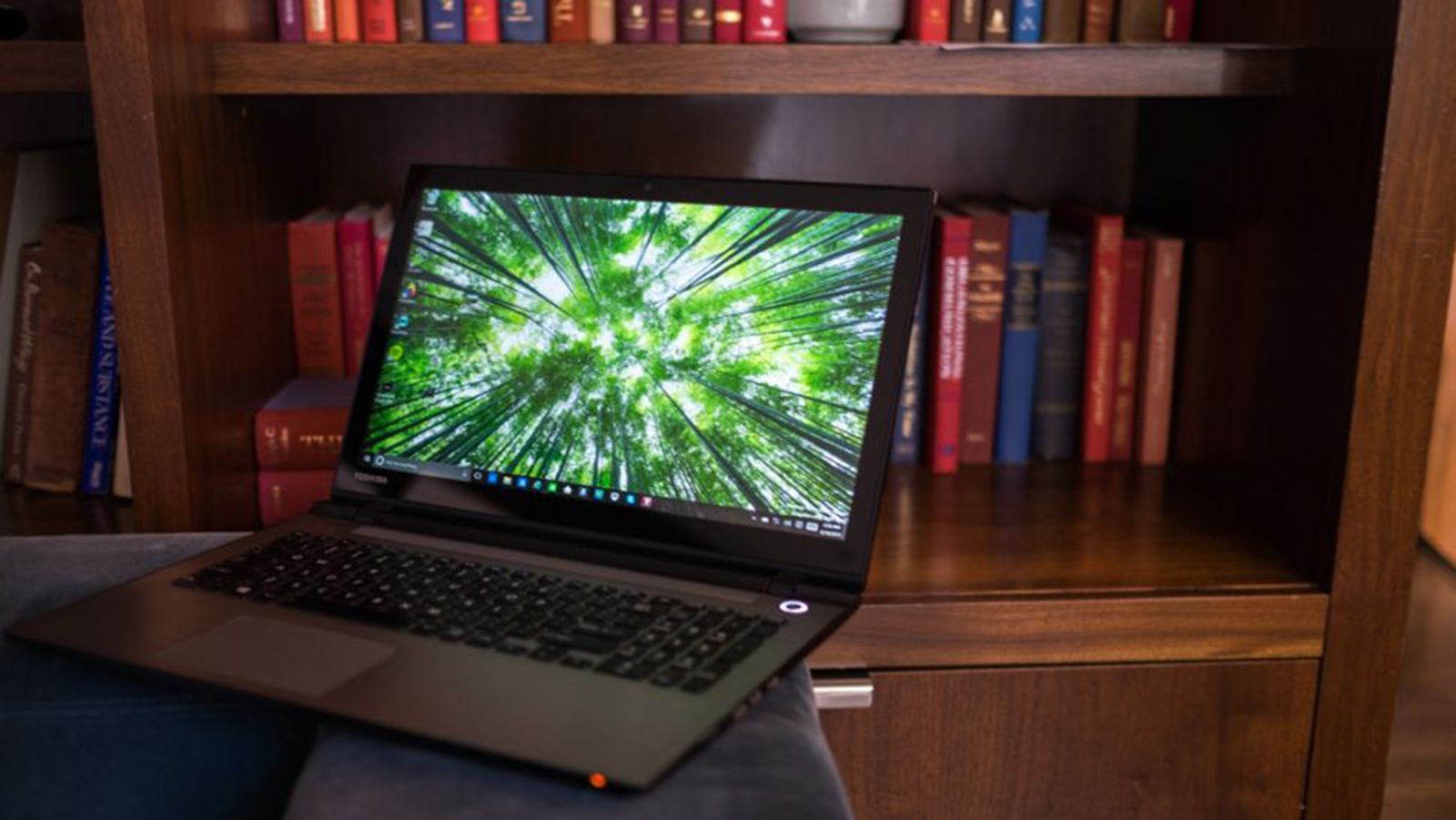 toshiba crams a stunning 4k screen into its new convertible notebook image 1