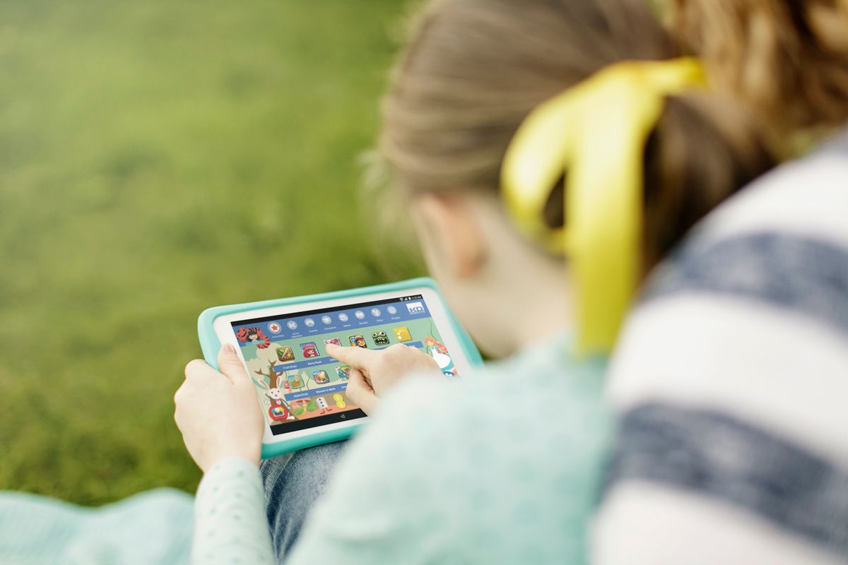 the ee robin kids tablet takes on amazon kids tablet image 1