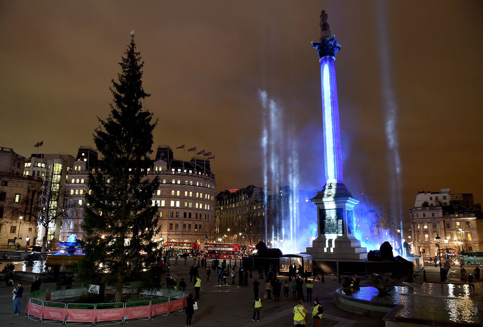 nelson’s column turns into a giant lightsaber and other crazy pictures from the star wars the force awakens london premiere image 1