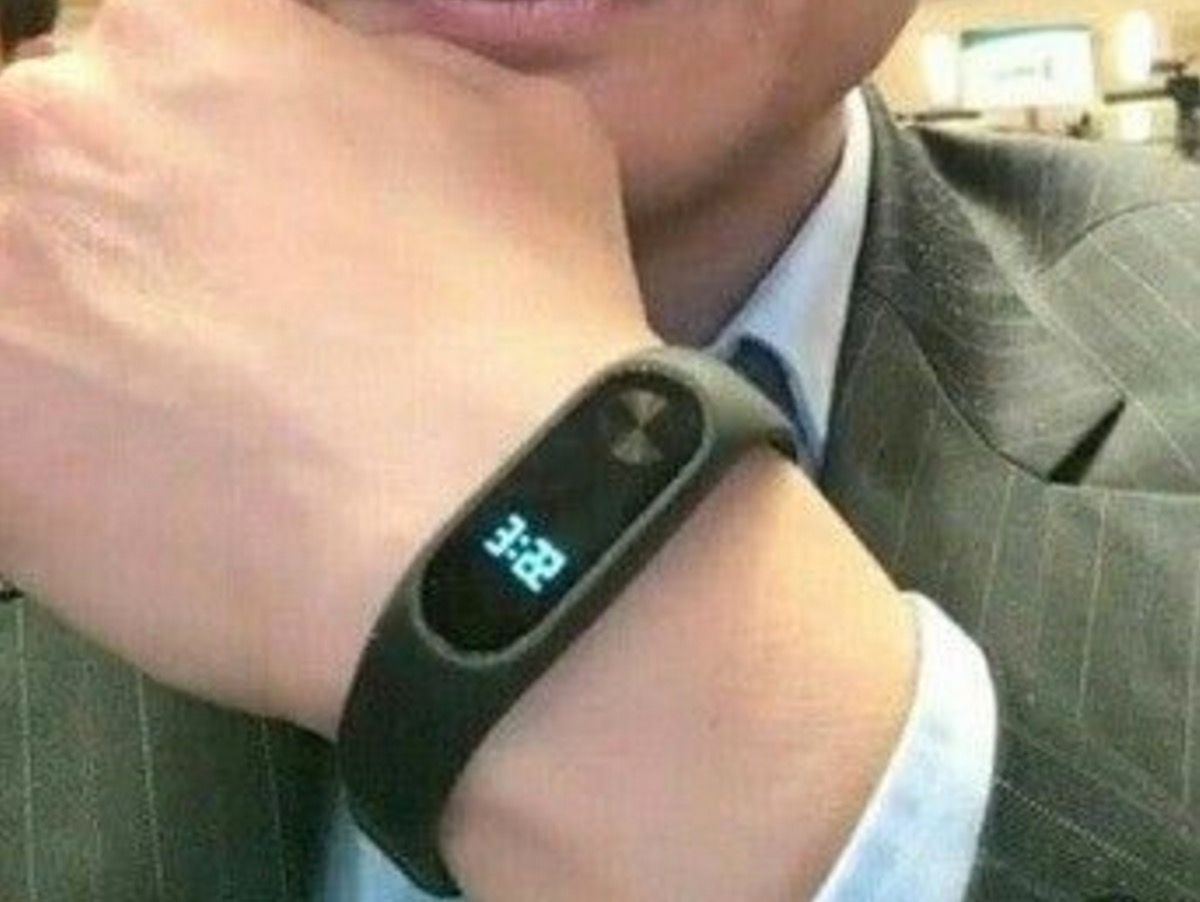 xiaomi ceo reveals mi band 2 and its lcd display physical button image 1
