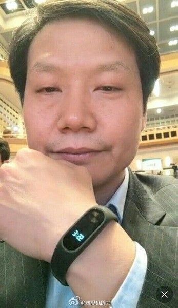 xiaomi ceo reveals mi band 2 and its lcd display physical button image 2
