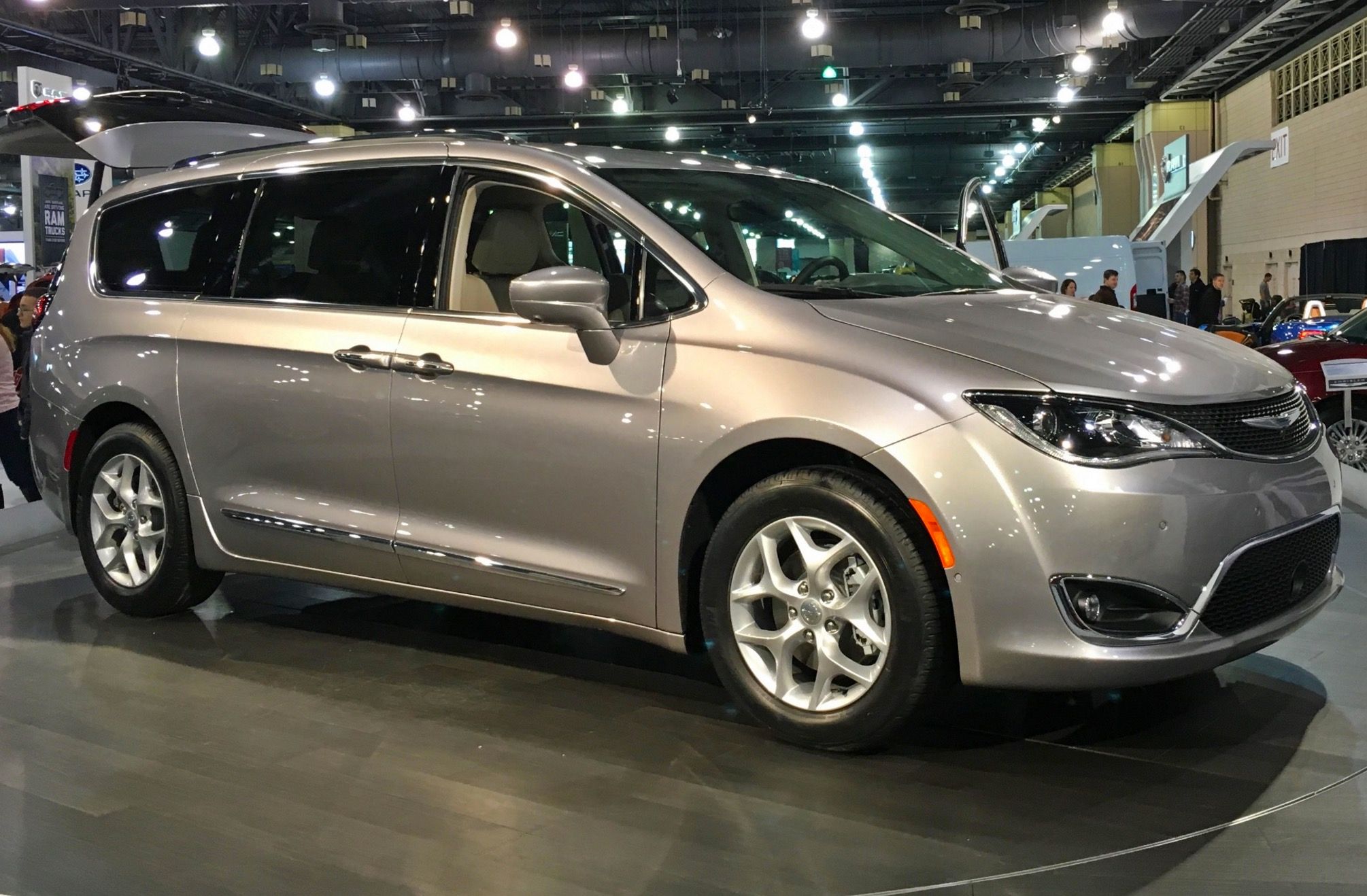 it s official google and fiat chrysler ink deal to make self driving minivans image 1