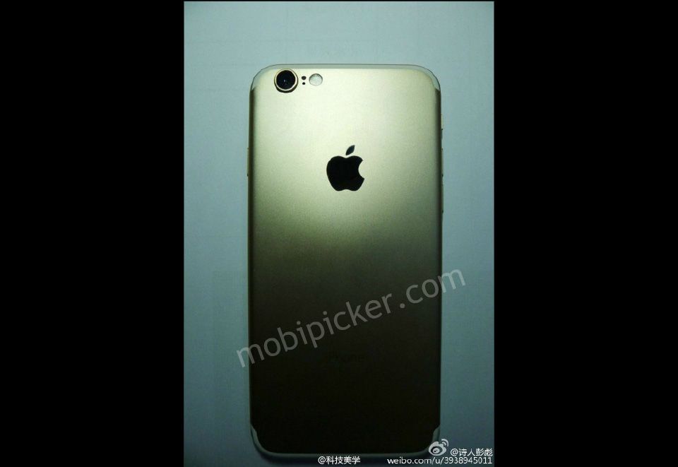 is this a gold iphone 7 in hands on pictures  image 1
