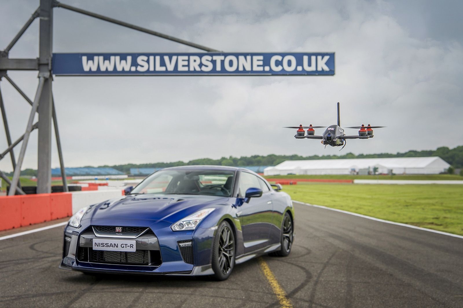 nissan drone can go 115mph watch it race the 2017 nissan gt r image 1
