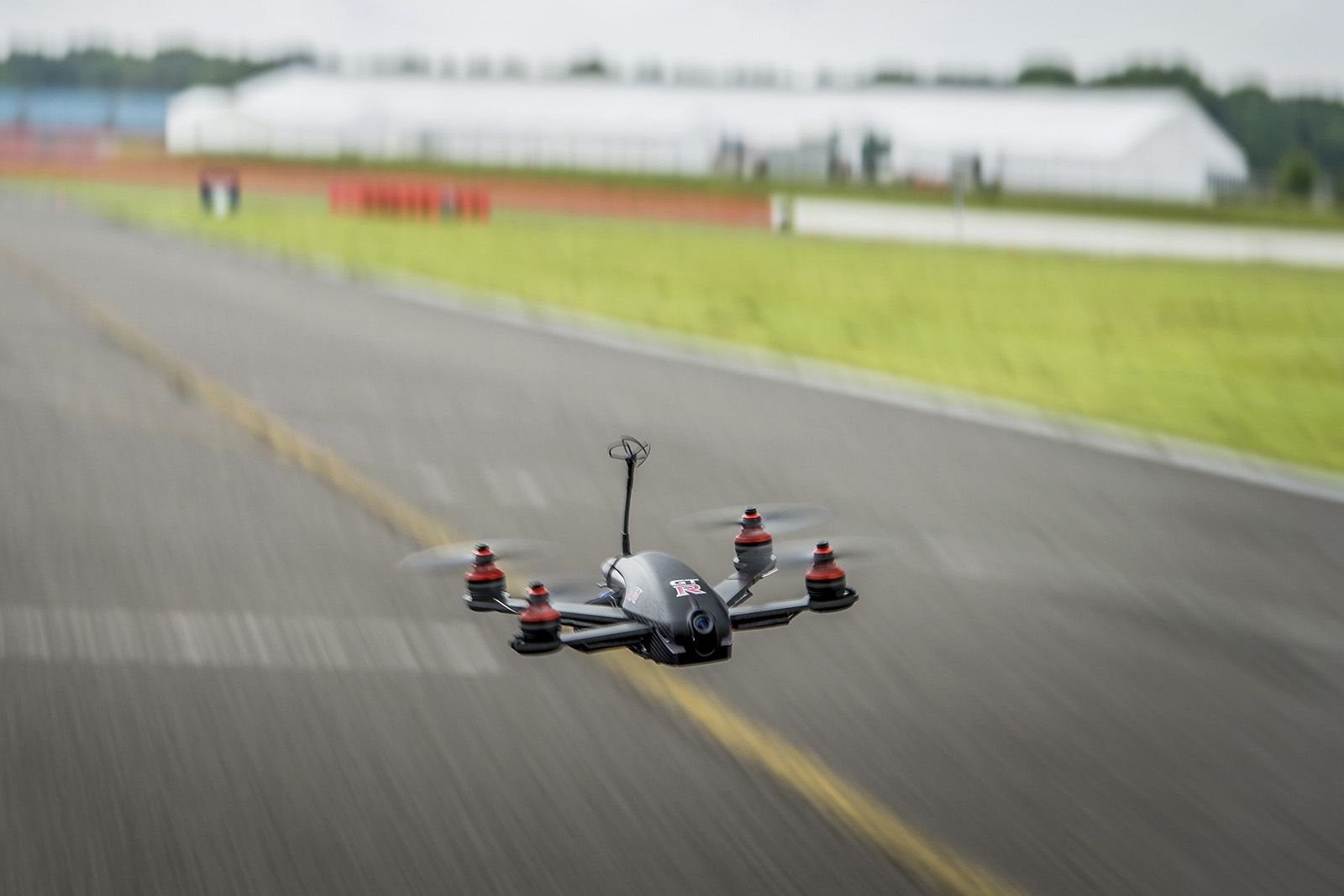 nissan drone can go 115mph watch it race the 2017 nissan gt r image 2