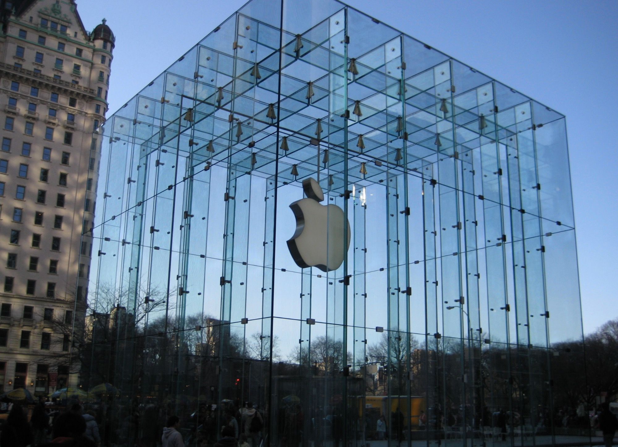 apple likely to push its booming services as iphone sales decline image 1