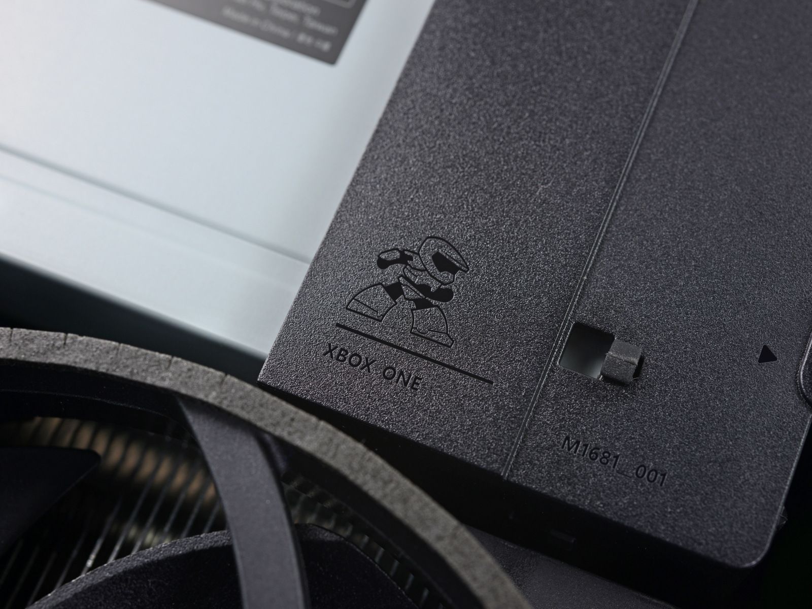 there’s a mini master chief hidden in your xbox one s image 1