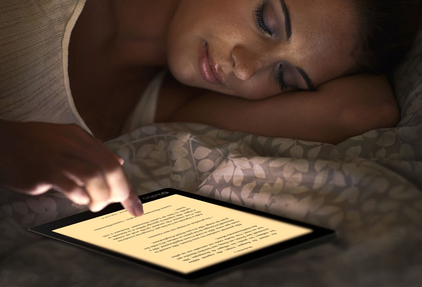 kobo aura one has massive 7 8 inch screen waterproofing and a sleep friendly front light image 1