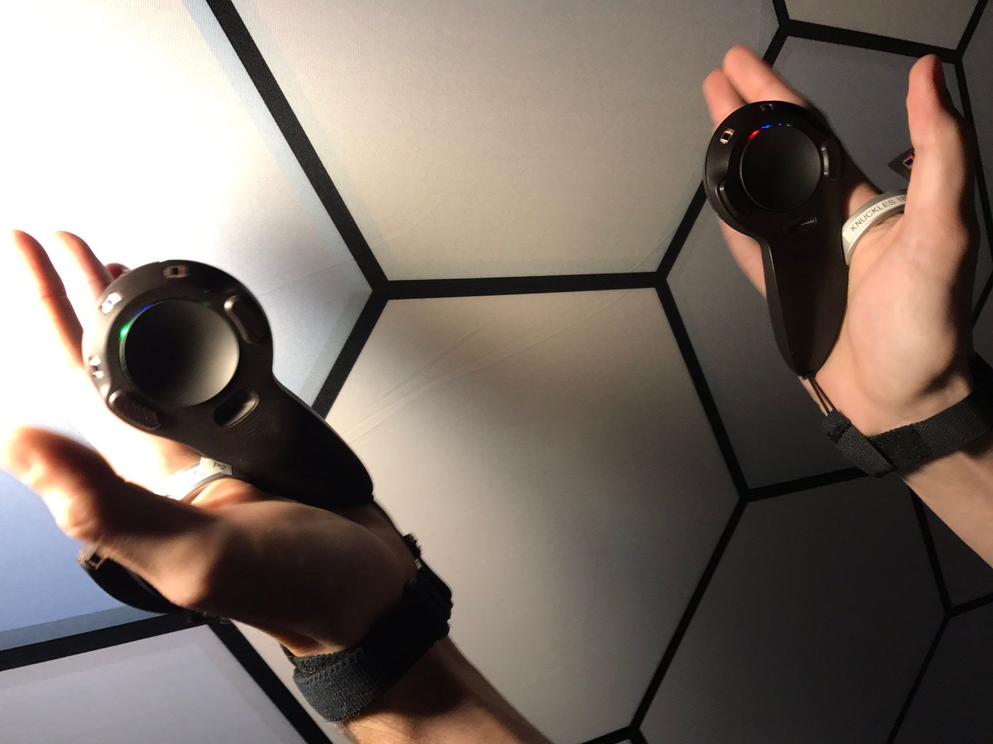 leaked new htc vive controllers take design cues from oculus touch image 1