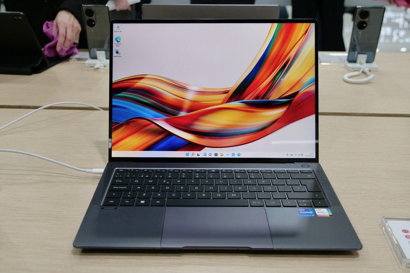 Windows matebook x. Huawei MATEBOOK X Pro 2022. Huawei ноутбук 2022. Huawei MATEBOOK X Pro 2022 упаковка. MATEBOOK X В России.