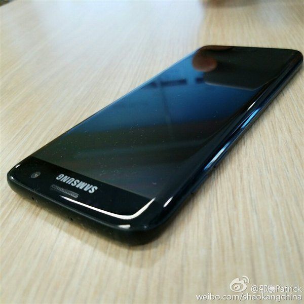 samsung follows in apple s footsteps by making a gloss black s7 edge image 1