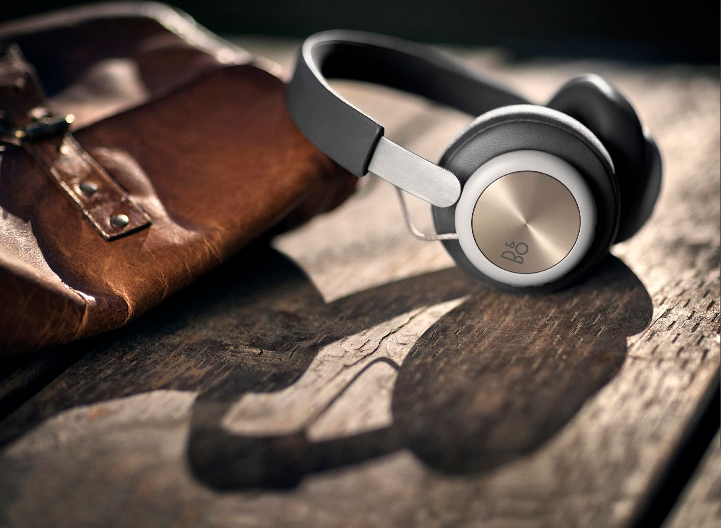 b o play wireless beoplay h4 headphones come with apple watch control image 1