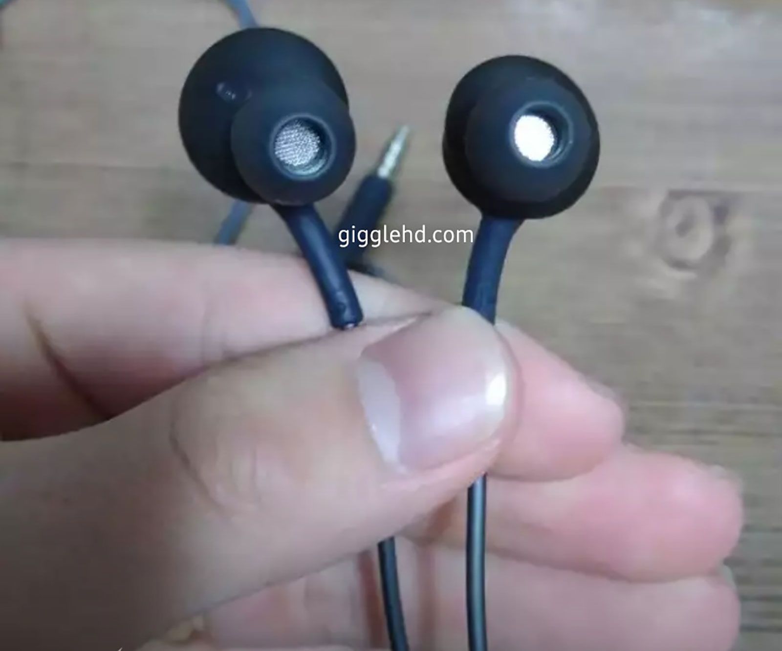 real life images of samsung s akg headphones confirm 3 5mm jack image 1