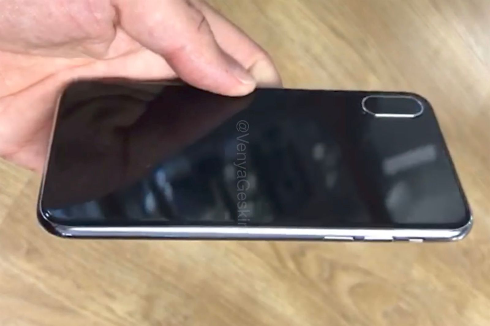 dummy iphone 8 hands on video once again shows vertical camera image 1