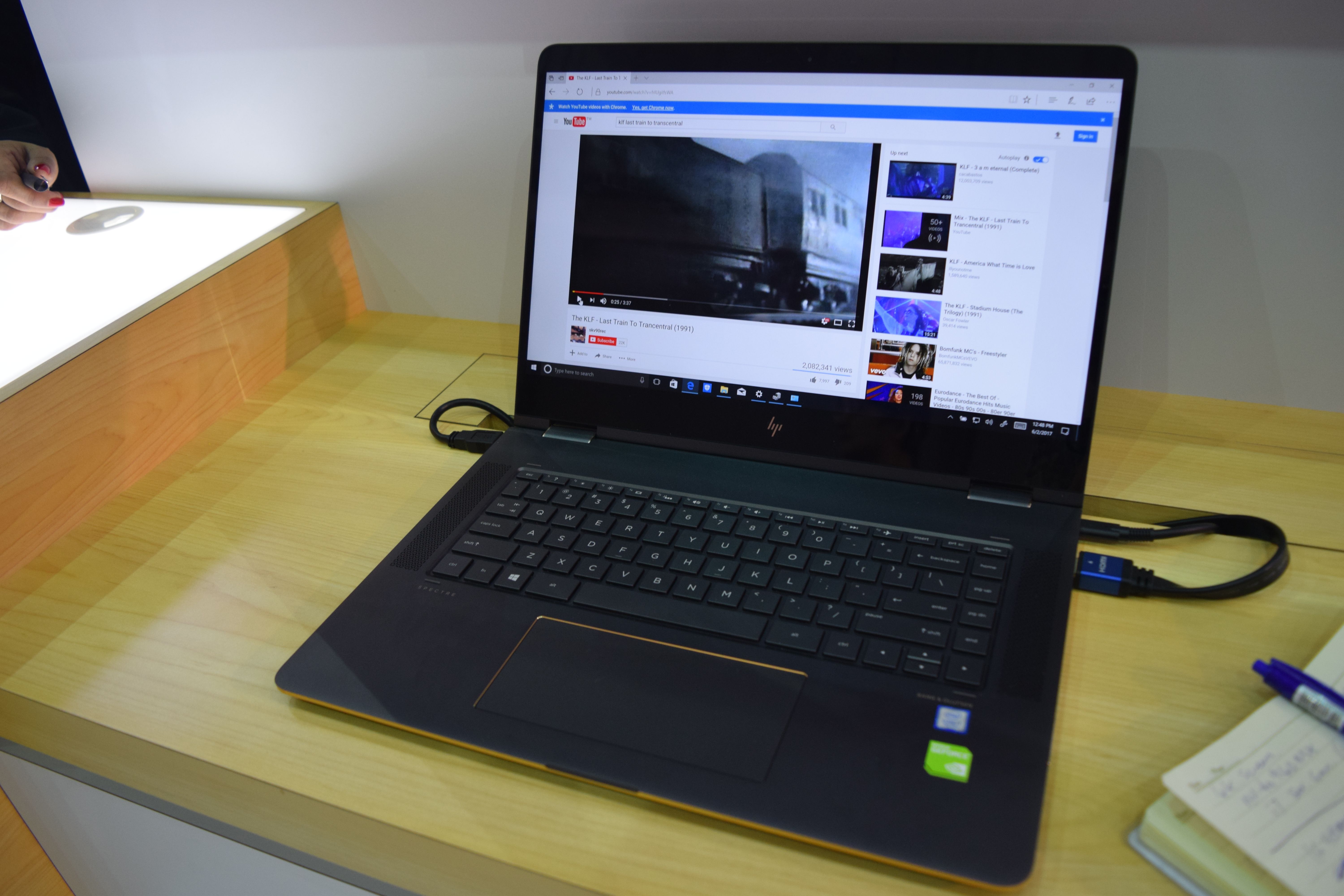 hp spectre x360 2017 preview image 1