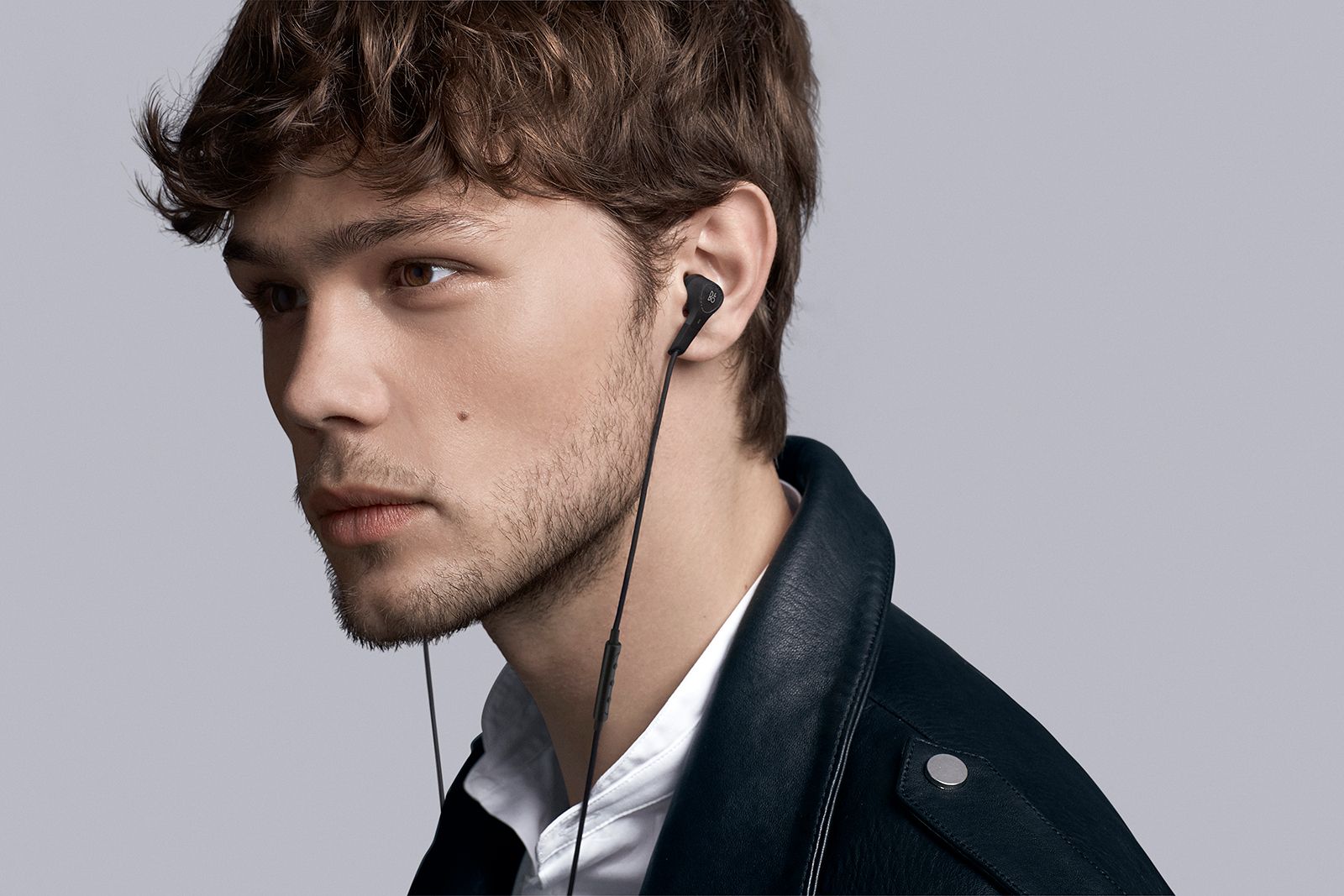 b o play beoplay e4 noise cancelling in ears promise uninterrupted scandi sound image 1