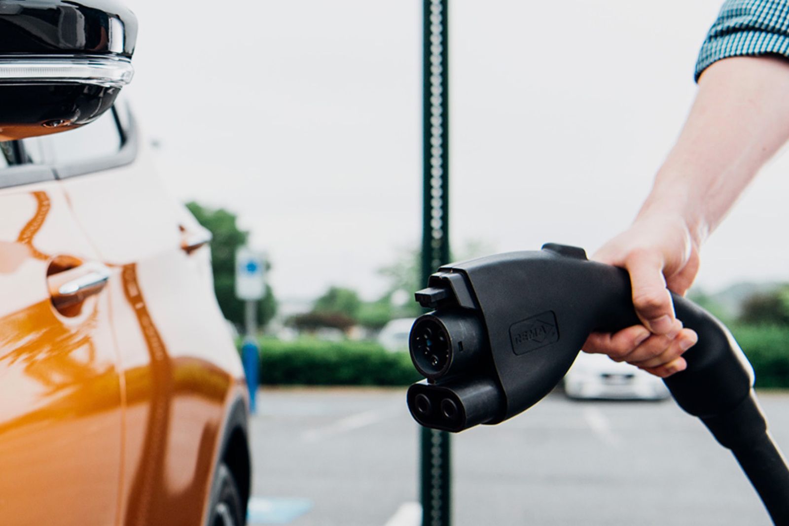 VW will install fast chargers for EVs at 100 US Walmart stores by 2019 image 1