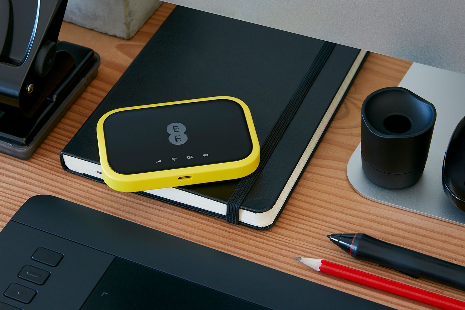 New EE mobile Wi-Fi devices and plans offer faster lighter broadband on the move image 1